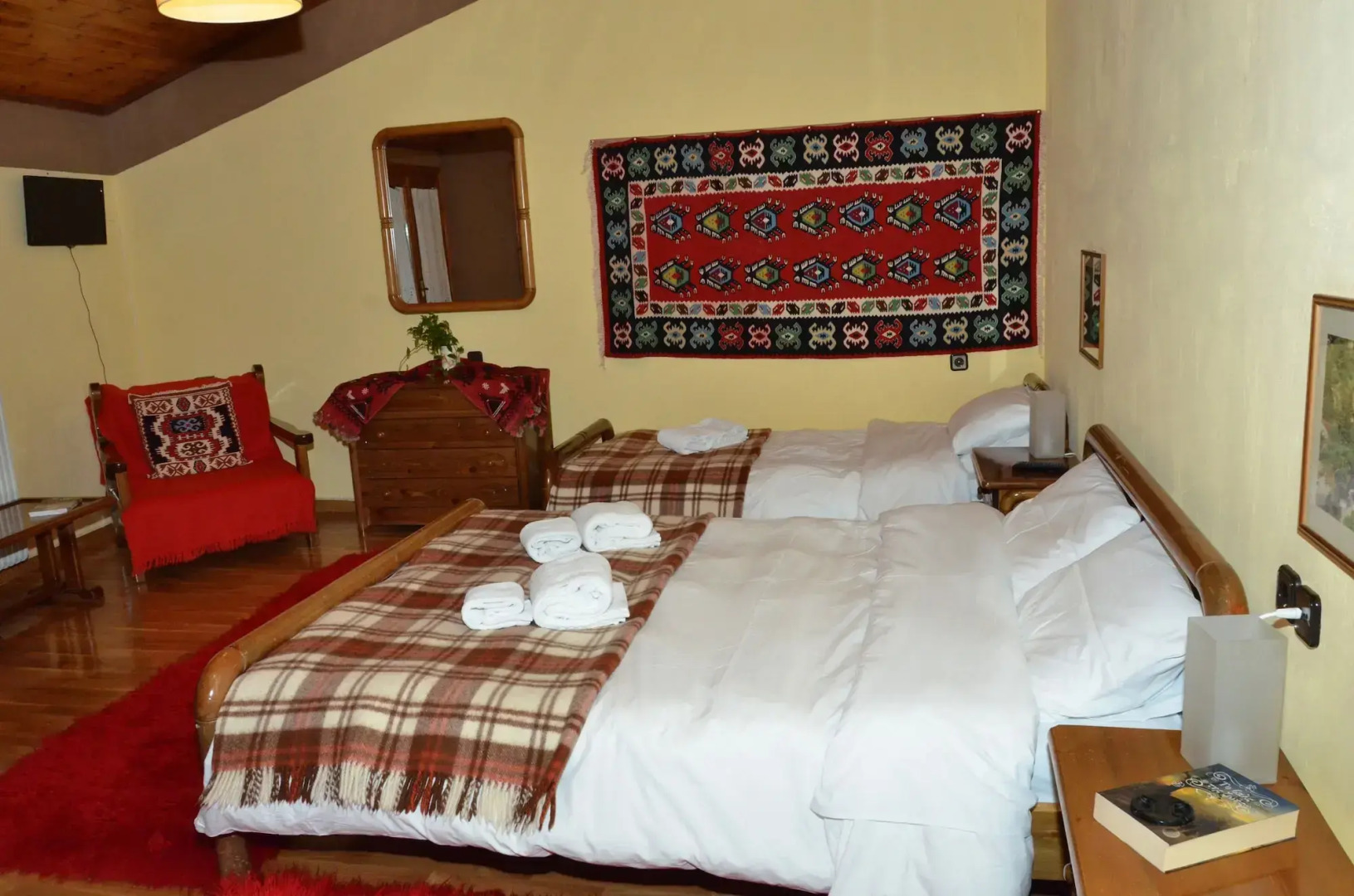 To Balcony tis Agorianis