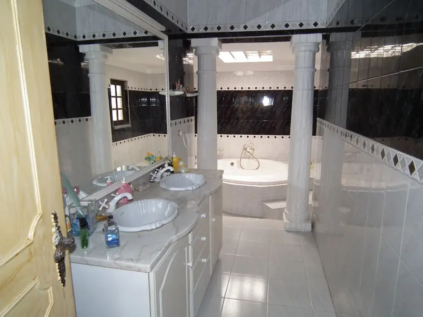 80s RetroStyle Villa