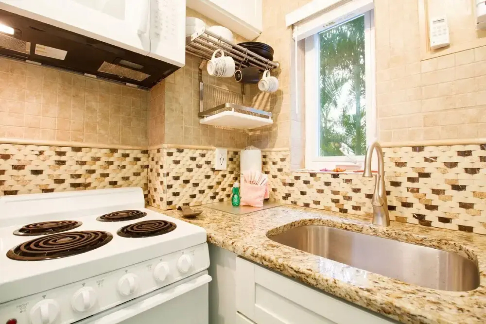 Tropic Terrace #9 - Beachfront Rental Studio Bedroom Condo by Redawning