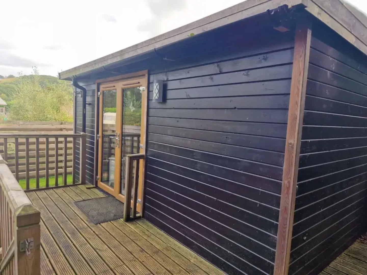 Glamping Hut - Riverside 1