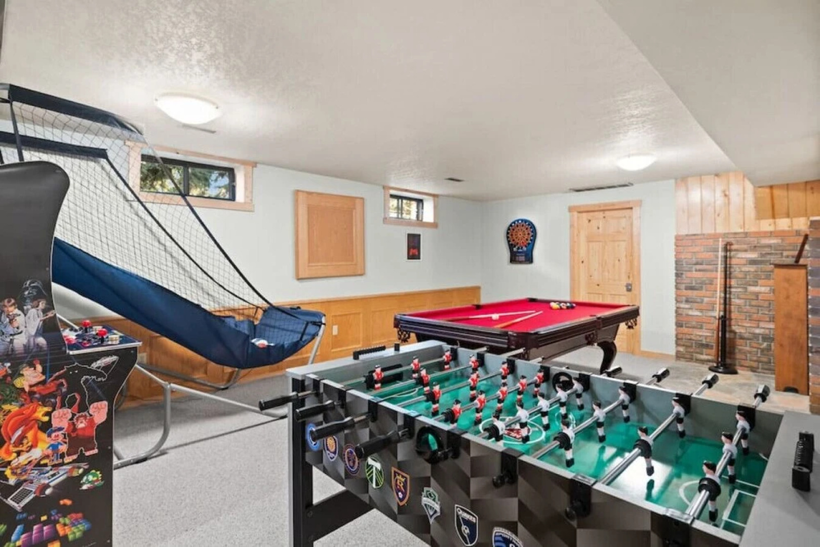 SPACIOUS 3,000 sq2 Luxury Home | PRIVATE Pool & Hot Tub | STEPS to Kinsmen Beach