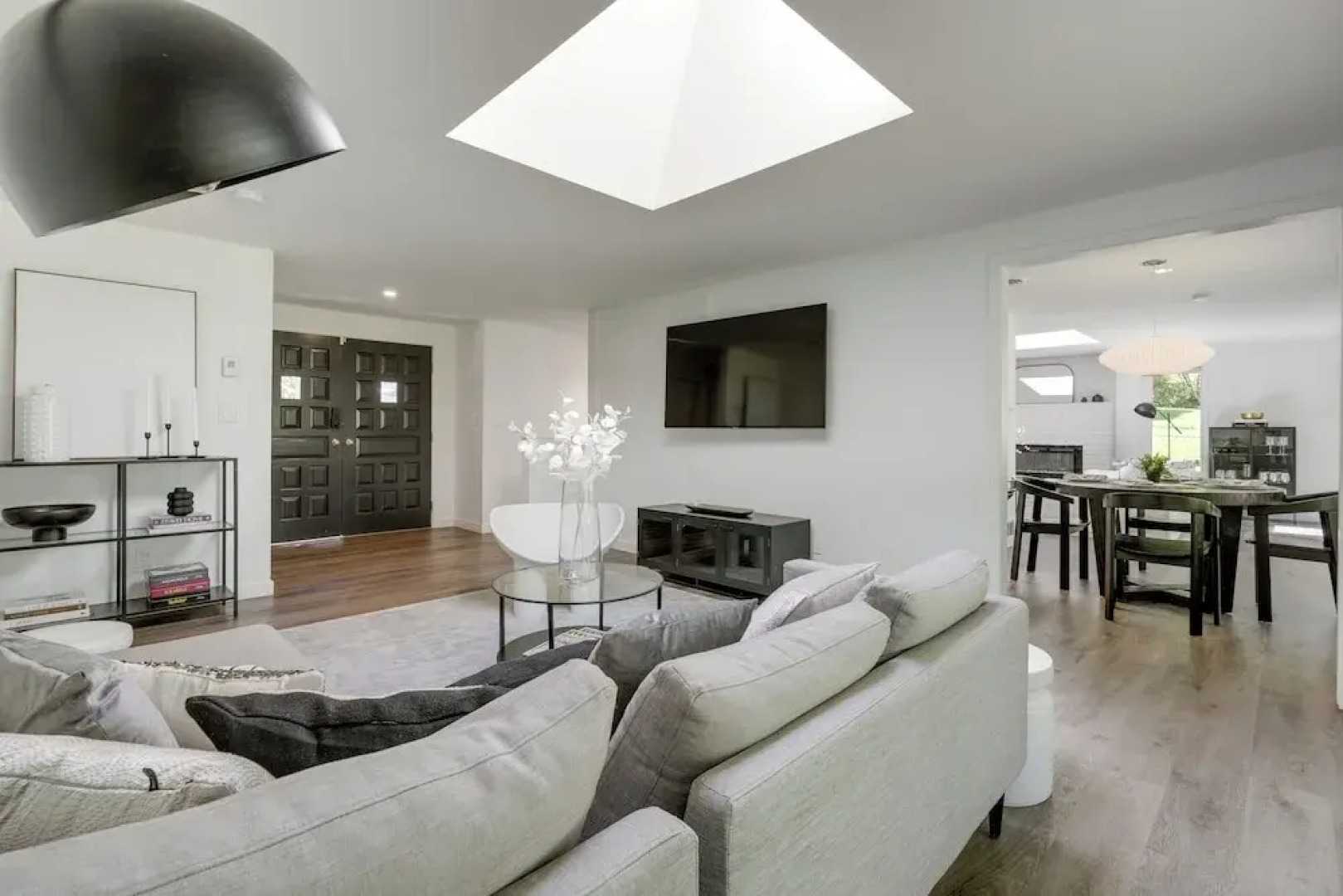 Modern Home: 3 Miles to Woodinville Wine Country!