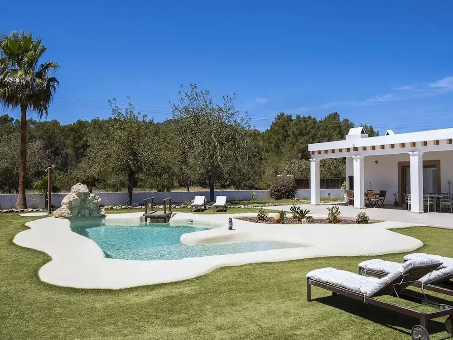 Spacious Villa With Games Area