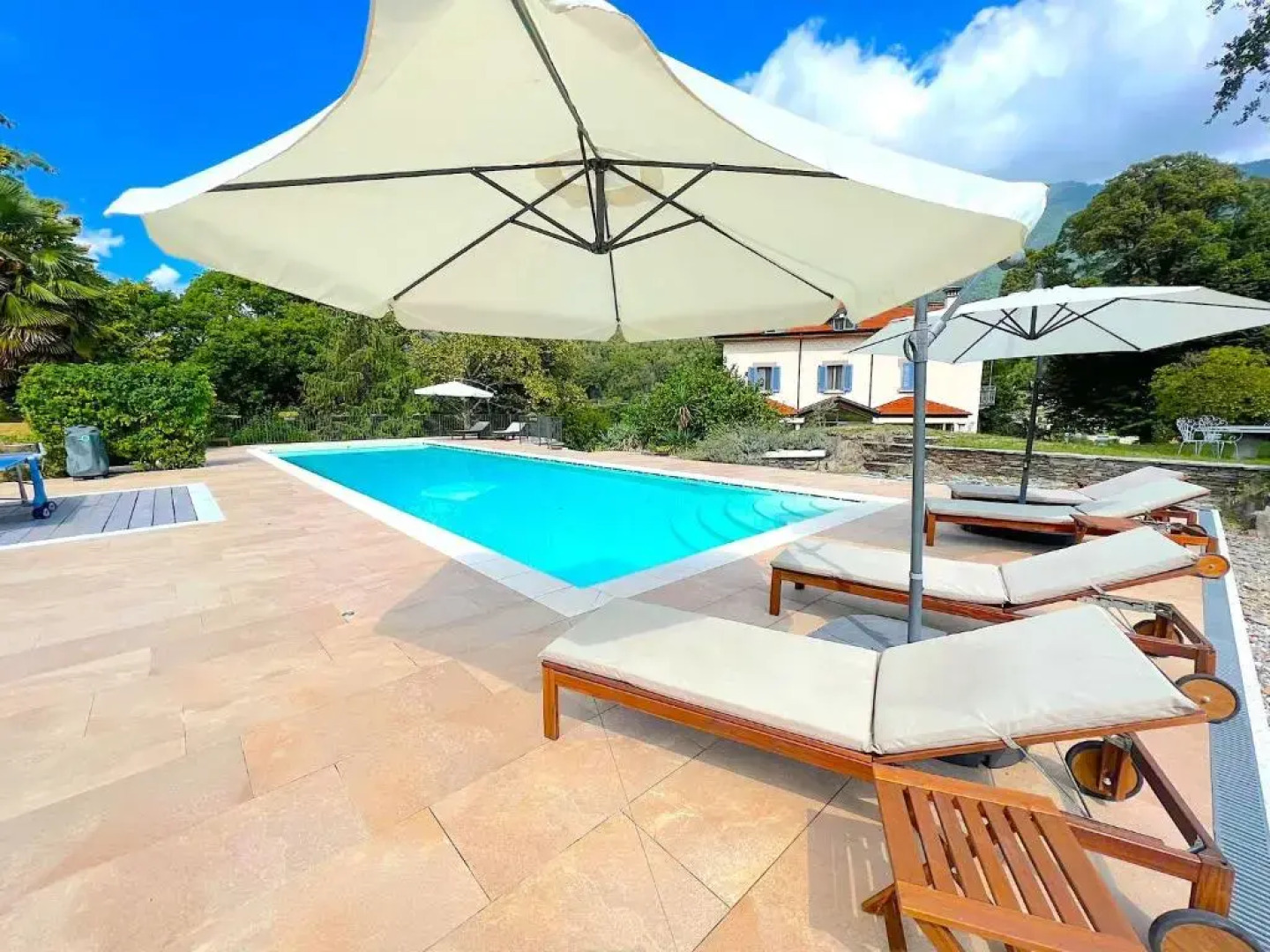 The comfortable house with big pool in the center of Mergozzo