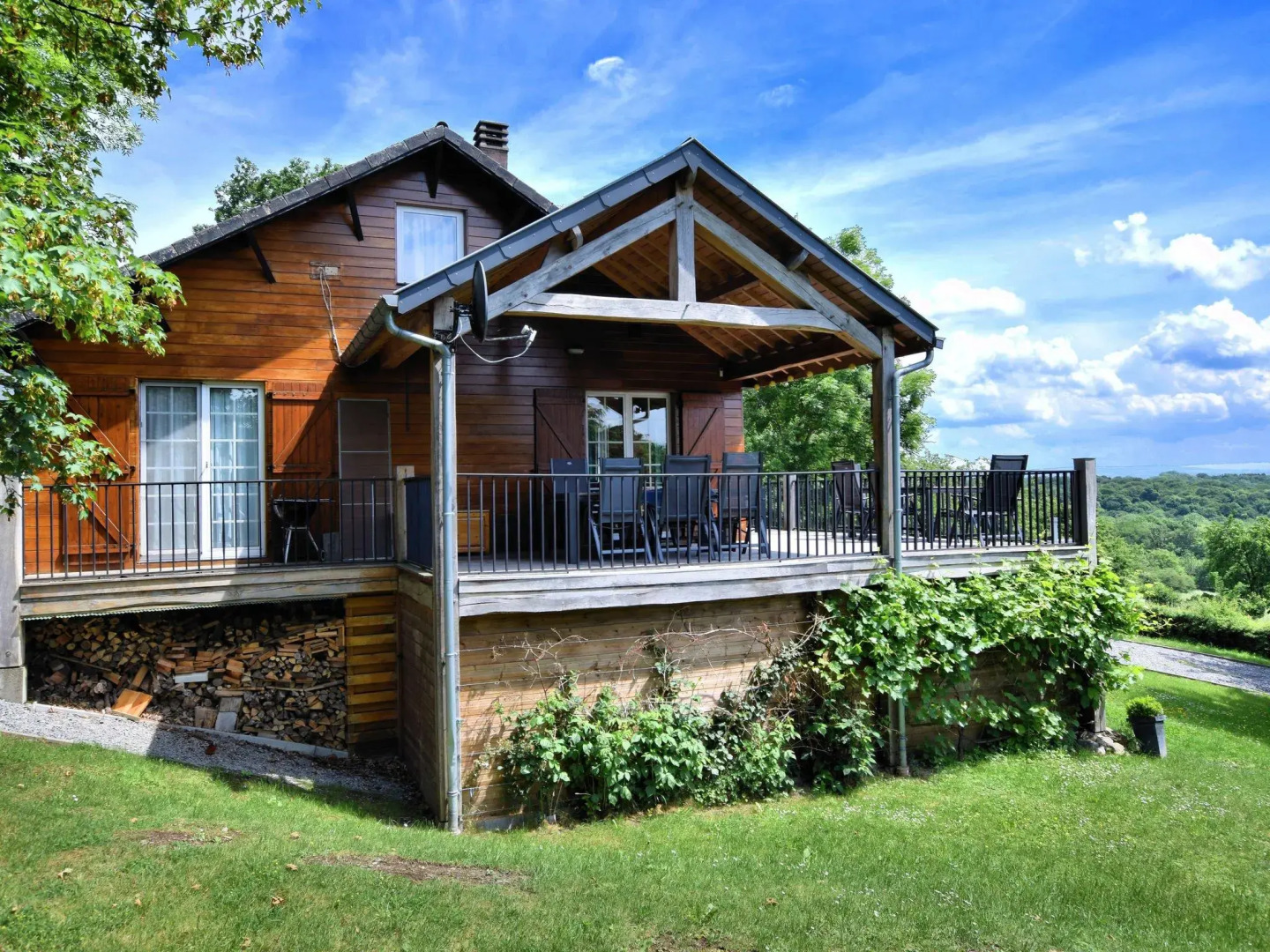 Cozy & Luxurious Chalet with Sauna, Hot Tub, Large Garden, Covered Terrace