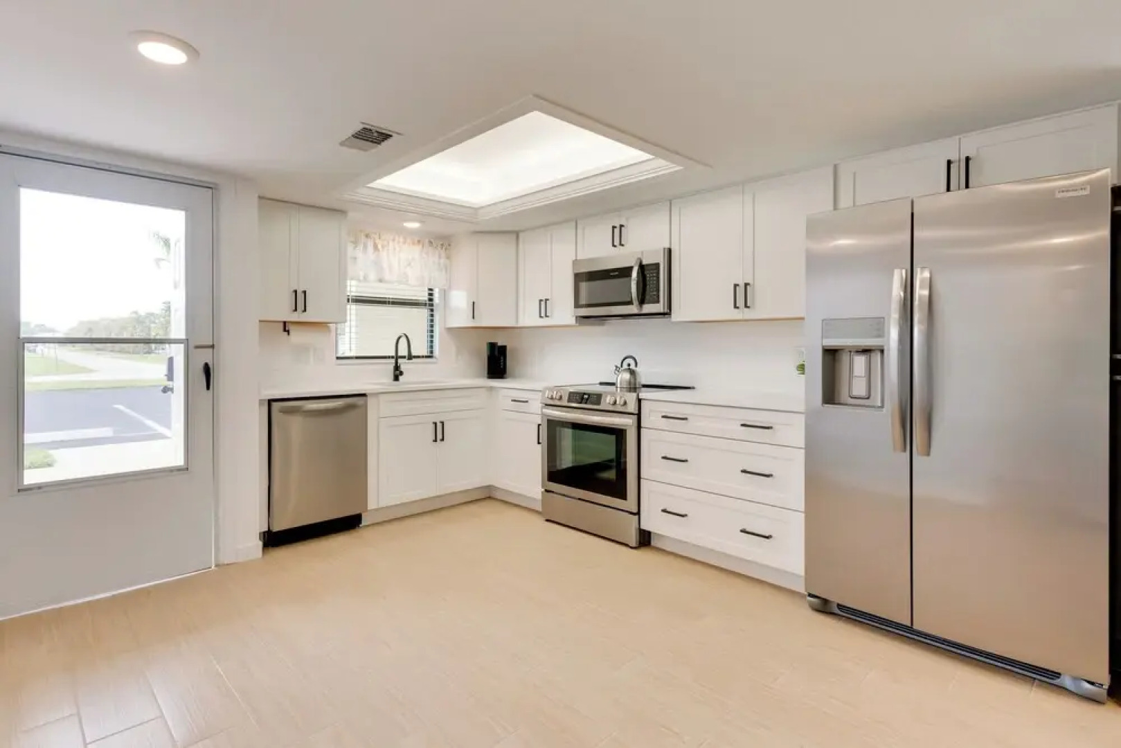 5 Mi to Fort Myers Beach: Condo w/ Private Lanai!