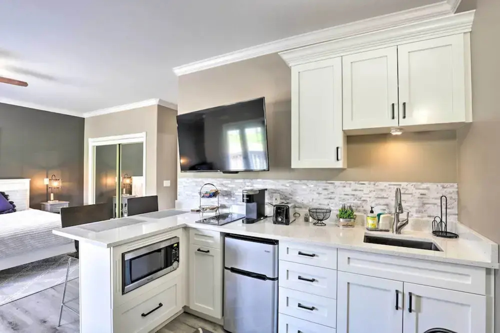 Peaceful Midway Studio w/ Mountain + Golf Views!