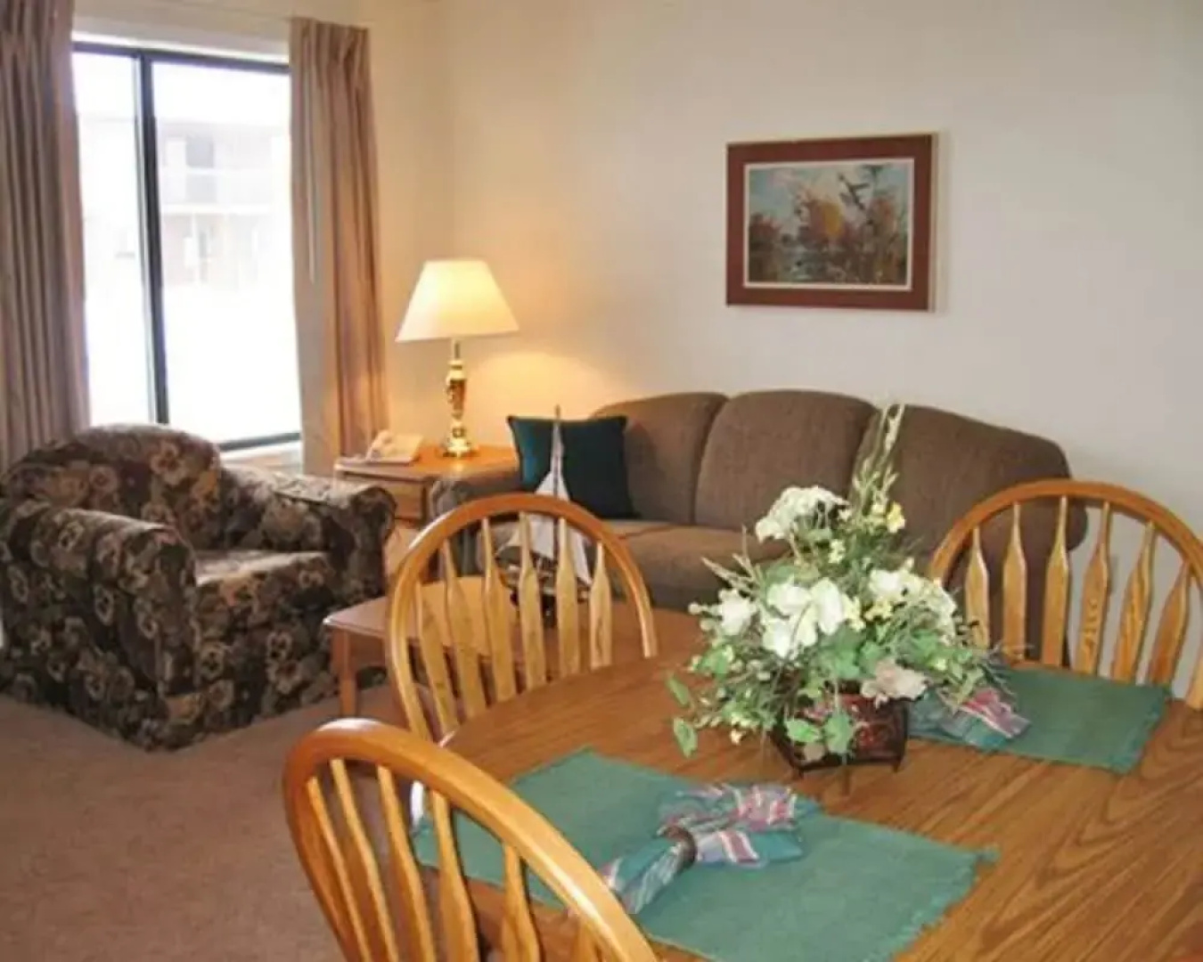 4 Bedroom House- Rustic Style Next to Spirit Lake