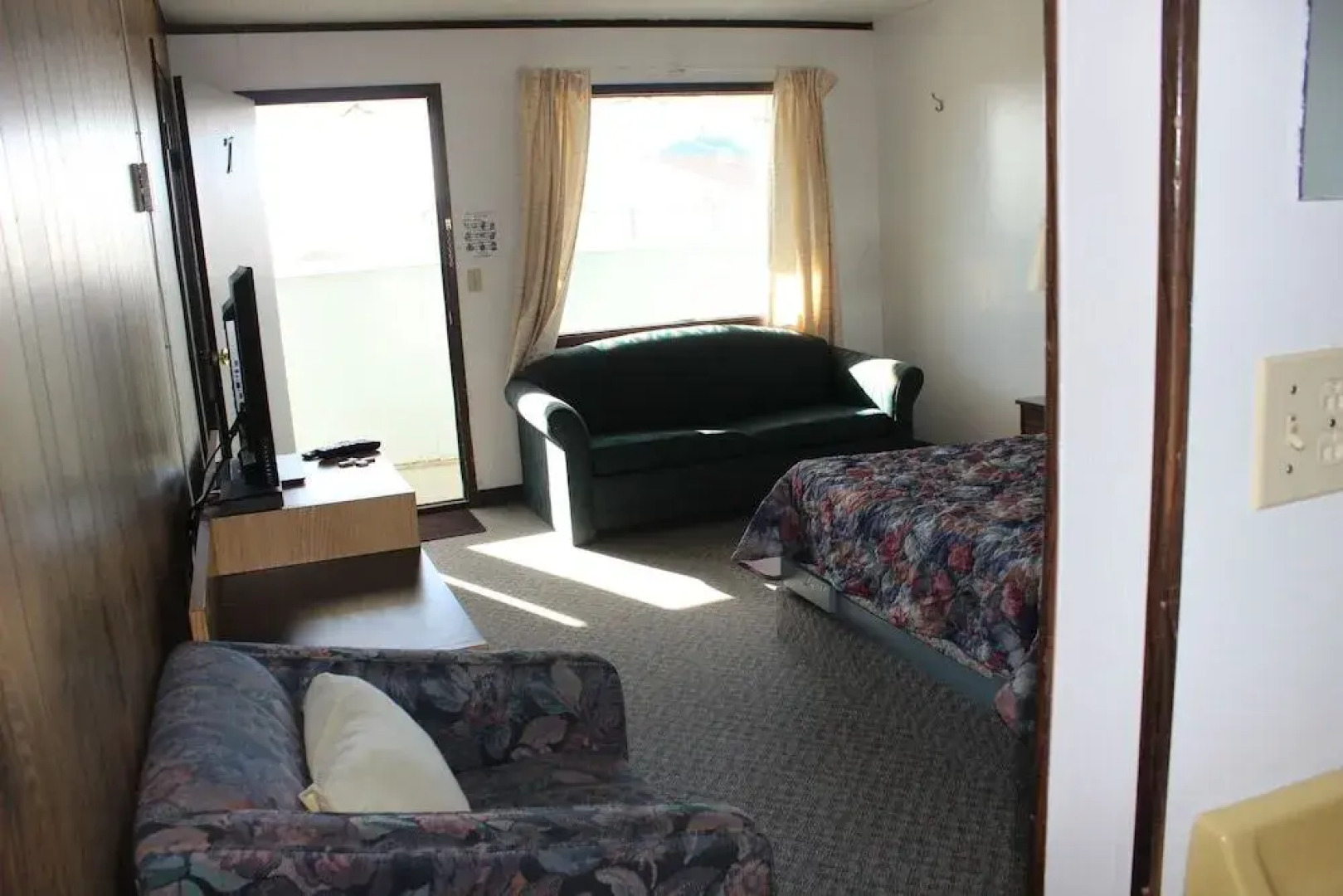 Raval Paradise Motel & RV Park