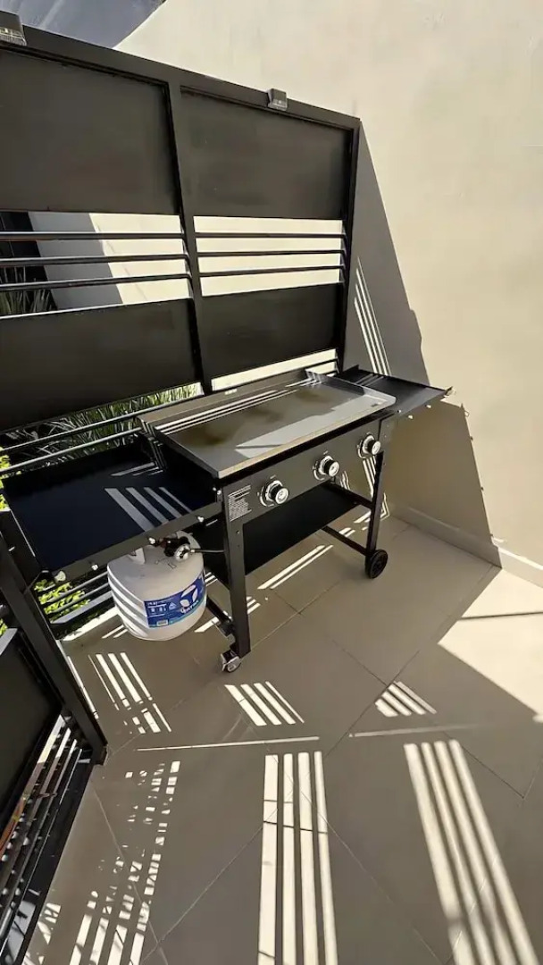 Modern 1 Bedroom Guesthouse - Free Bikes - Huge Patio - Gym - Pickleball Court