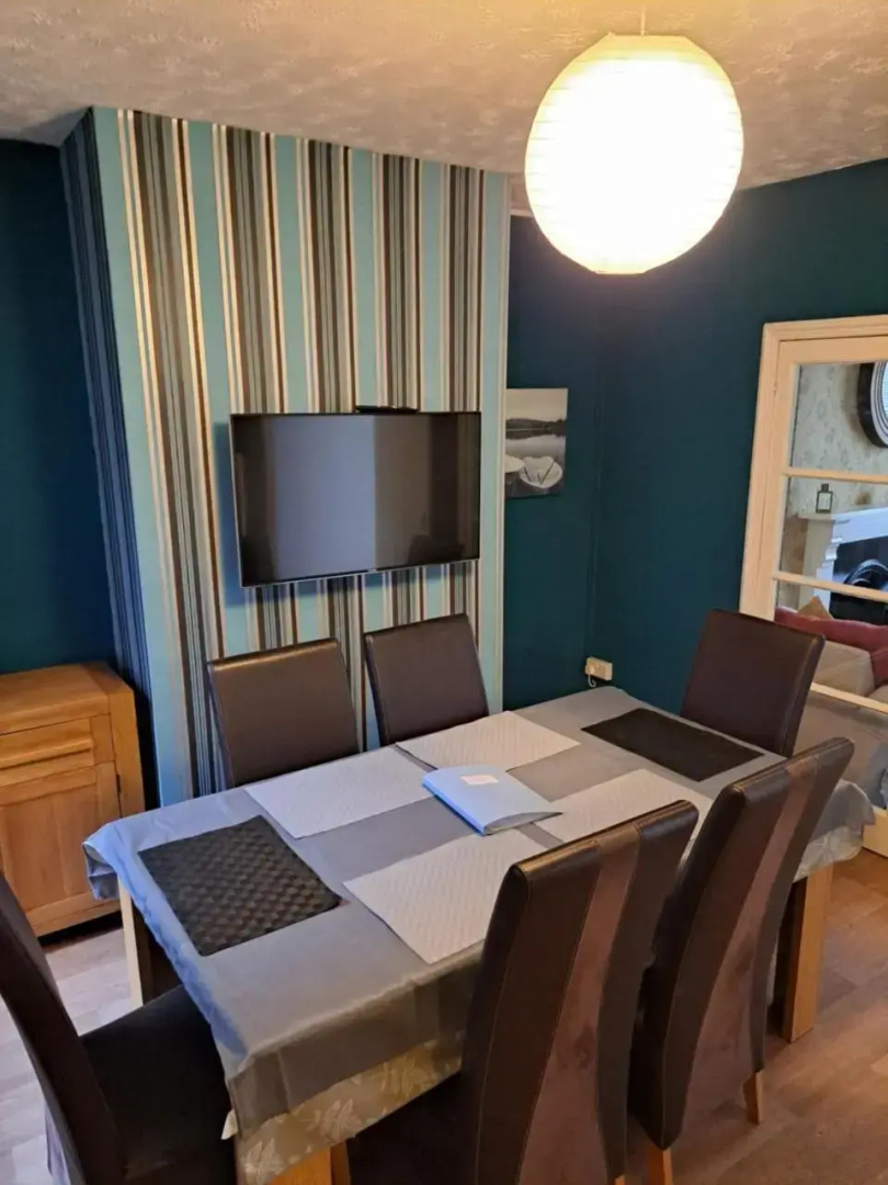 Entire Town House with Free Parking