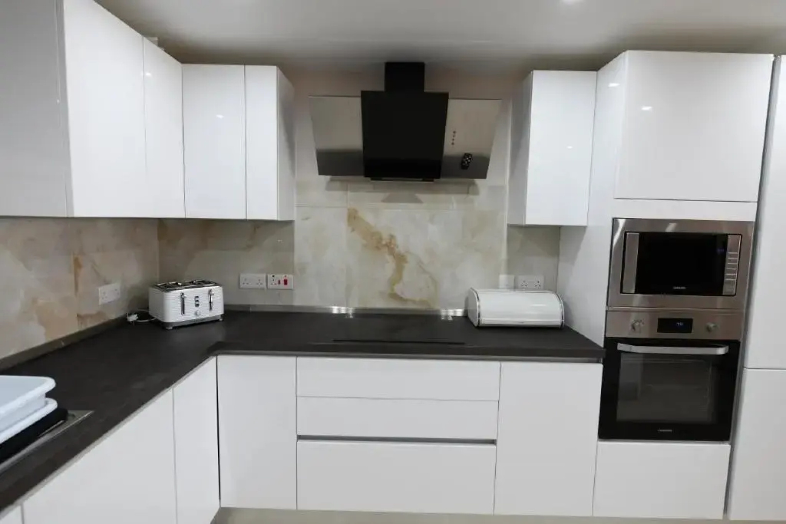 Wileg 4B Luxury Two Bedroom Apartment with Shared Swimming Pool.
