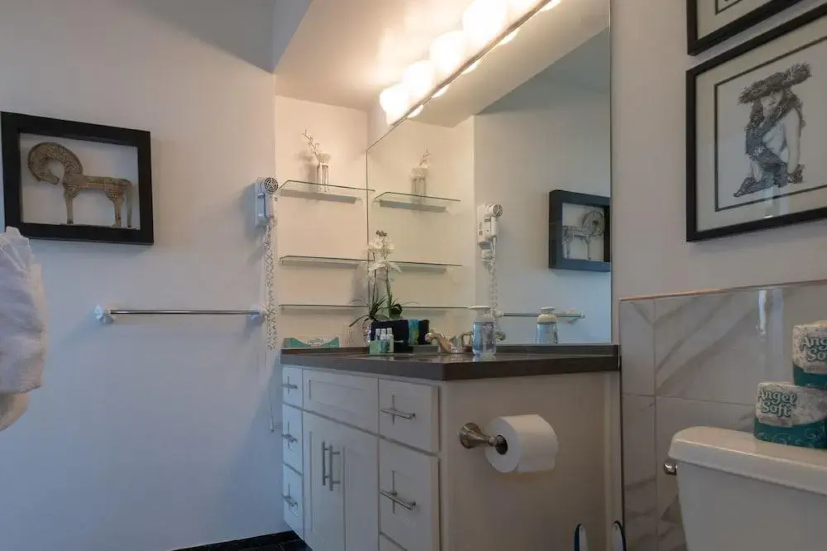 Waikiki Banyan - Partial Ocean View Tower 2 Suite 1204