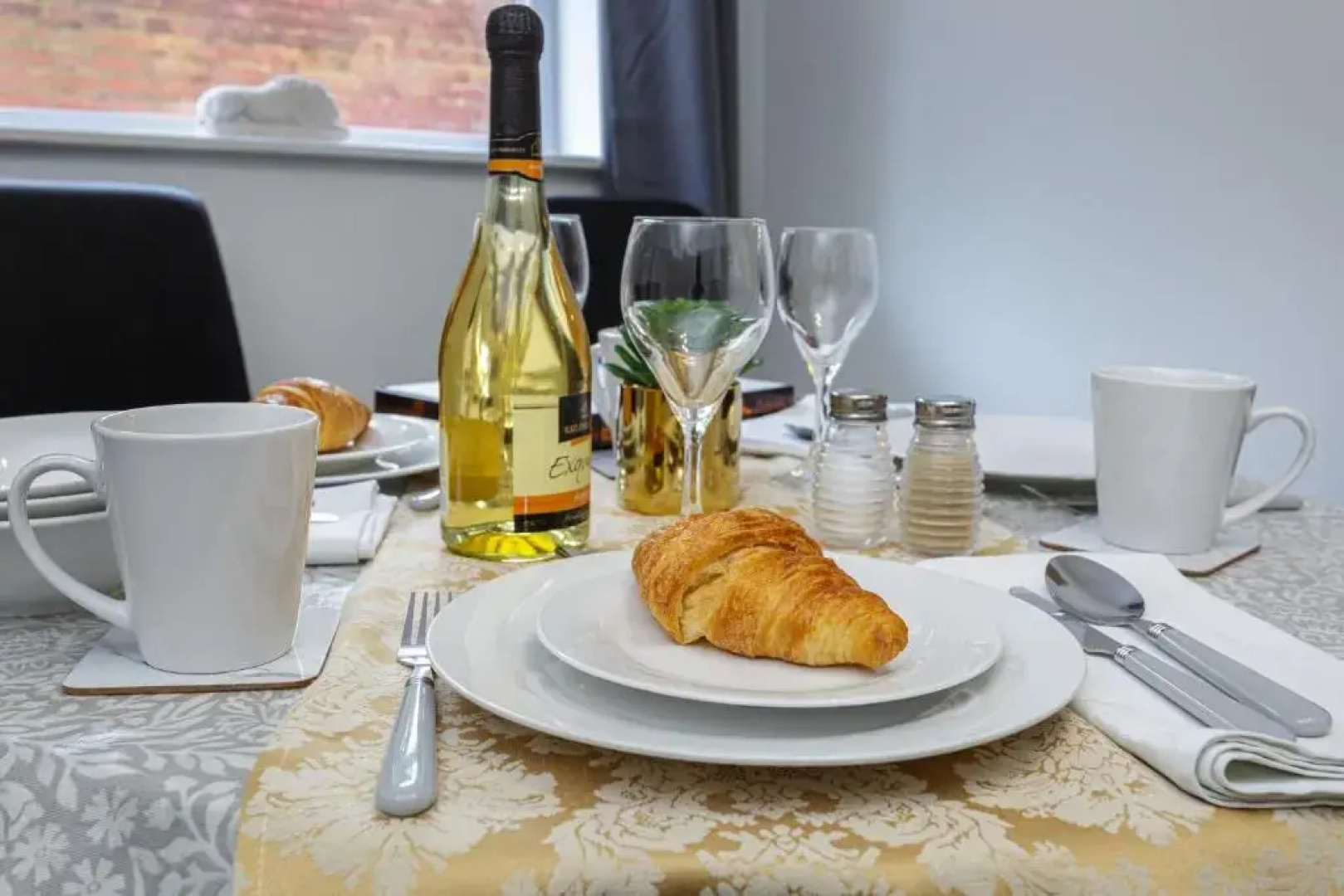 Luxury Granada Apartments - 1 & 2 bed FLATS Perfect for Contractors, Family, Students near Seafront