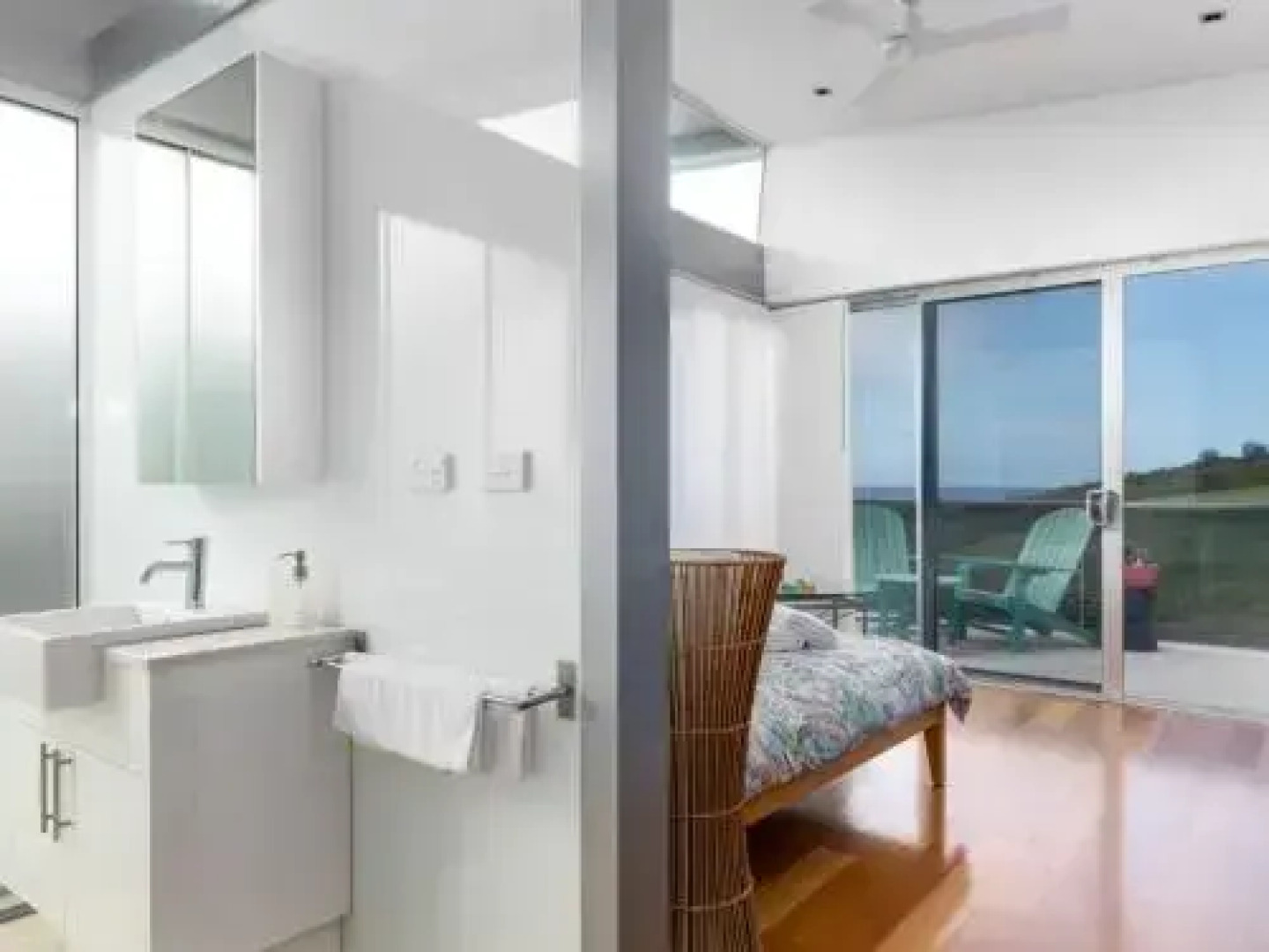 TASMAN DRIVE Gerringong 4pm check out Sundays