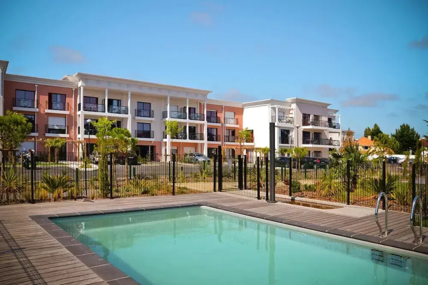 Apartment With Shared Pool Near sea