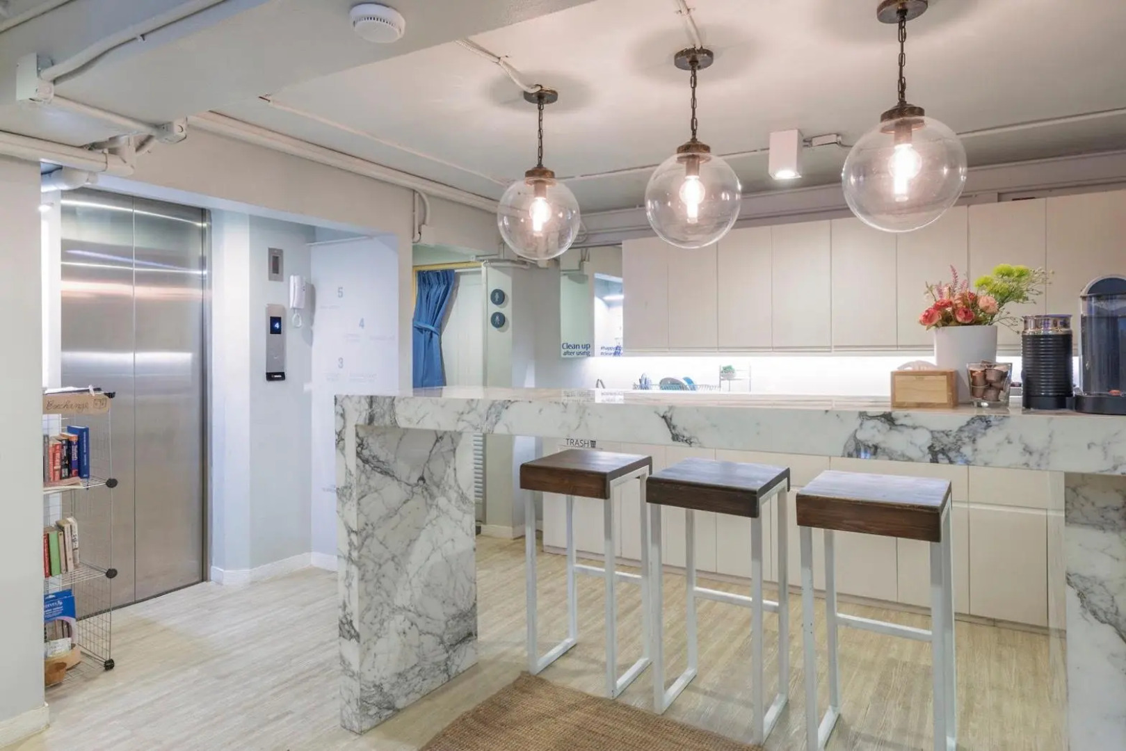 Kinnon Deluxe Hostel Coworking Cafe