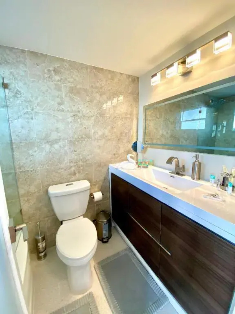 Modern waterfront apartment with pool and free parking 5 mins drive to Miami Beach