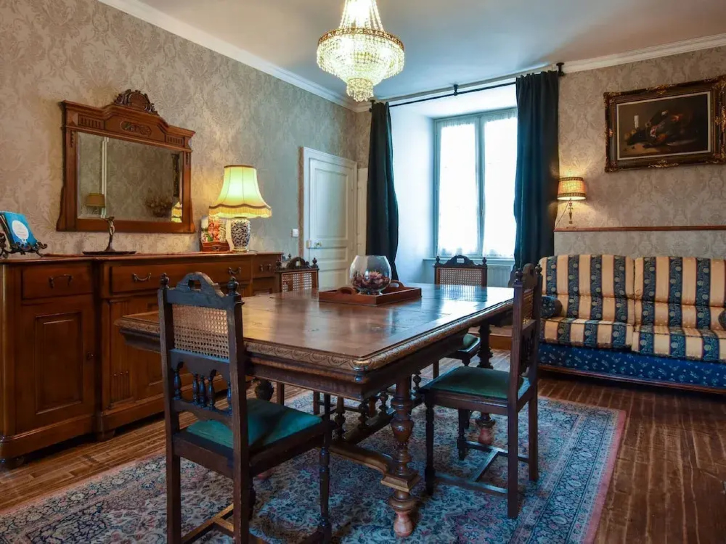 Fantastic property with large swimming pool and garden in the heart of France!