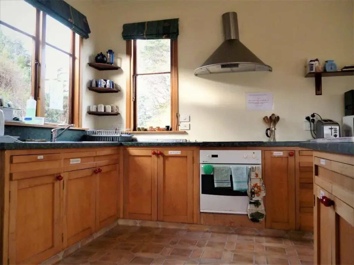 Surat Bay Lodge, Motel and Backpackers