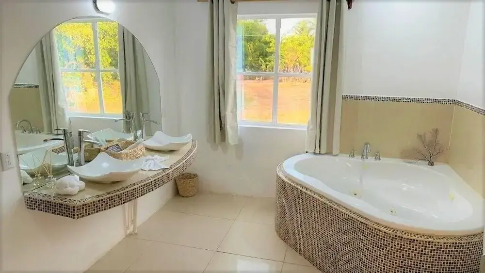 Emerald Luxe Suites