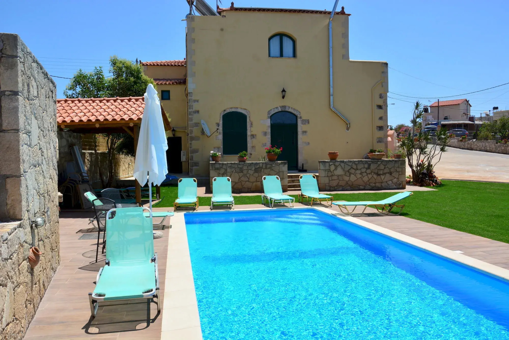 Skandalis Traditional Suites