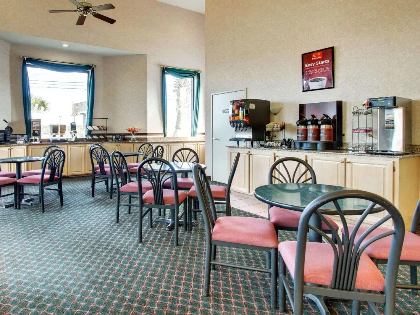 Econo Lodge Inn & Suites