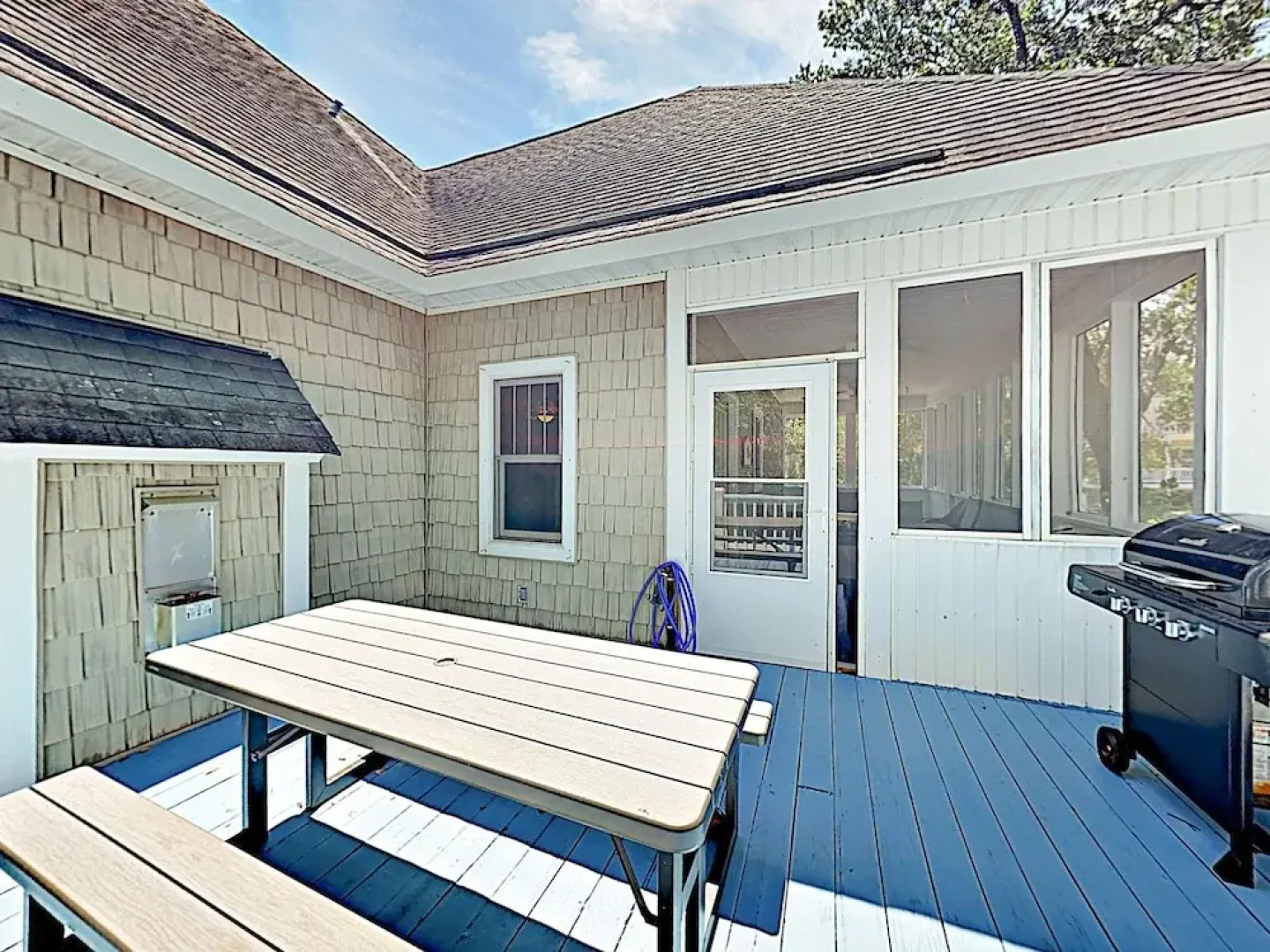 Large Family W/ Outdoor Dining, Walk To Beach 5 Bedroom Home