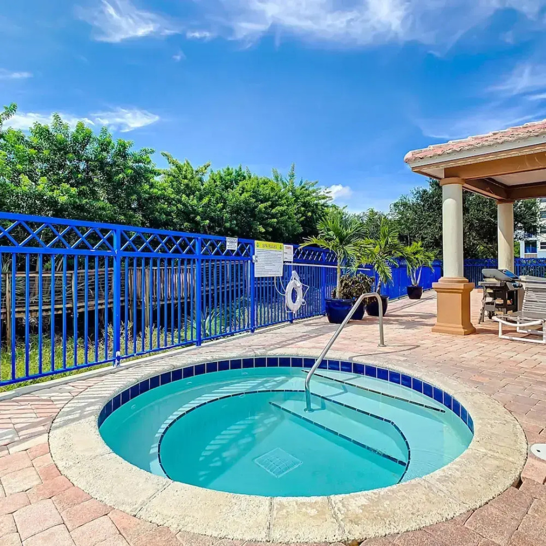 Oceanwalk Jr Penthouse Across From Pool Tennis Shuffleboard Walk to Beach Ow7 207