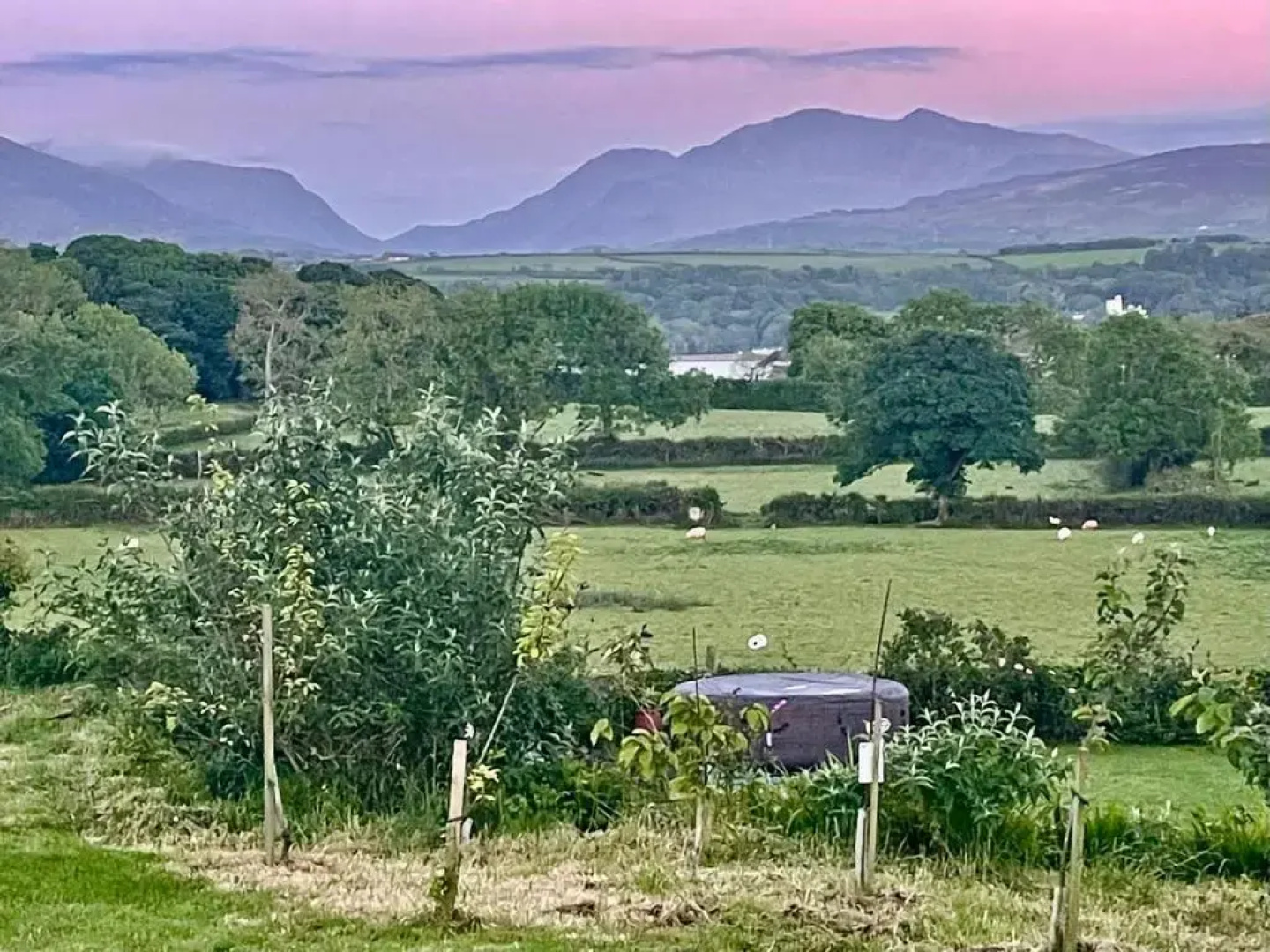 Shepherds Hut With Hot Tub, North Wales, Anglesey