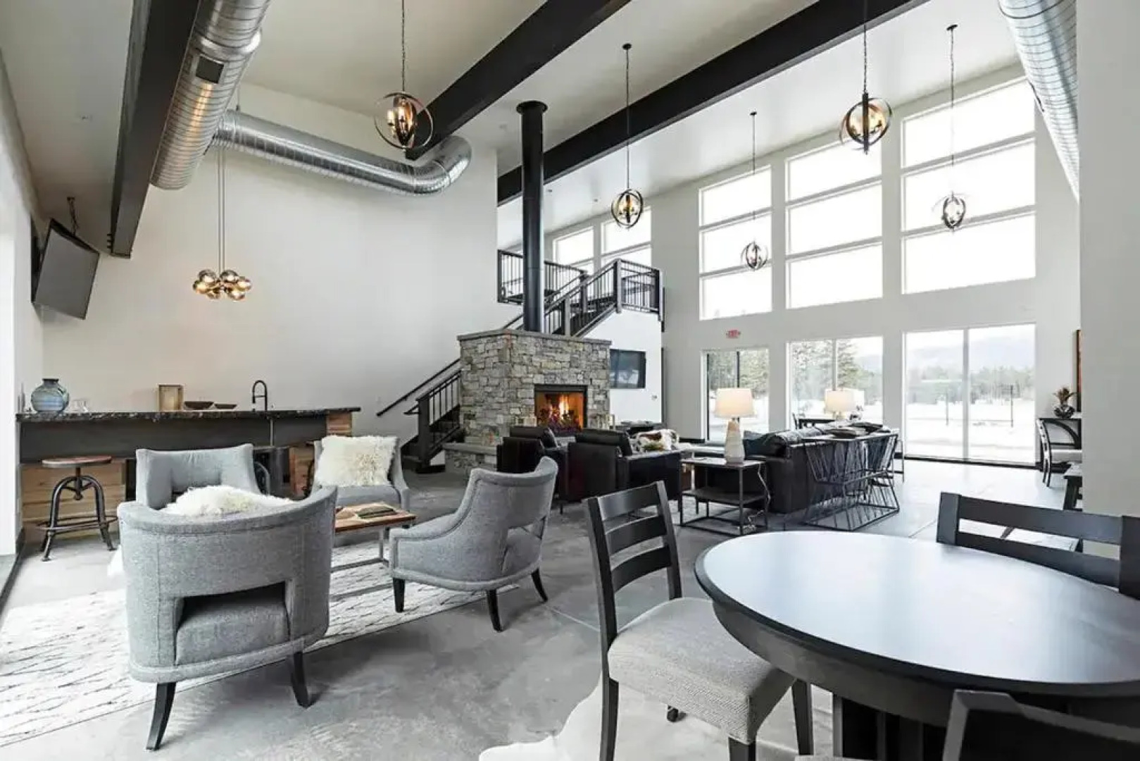 Modern Ski Chalet, 10mins to Skiing, Hot Tub & Mountain Views