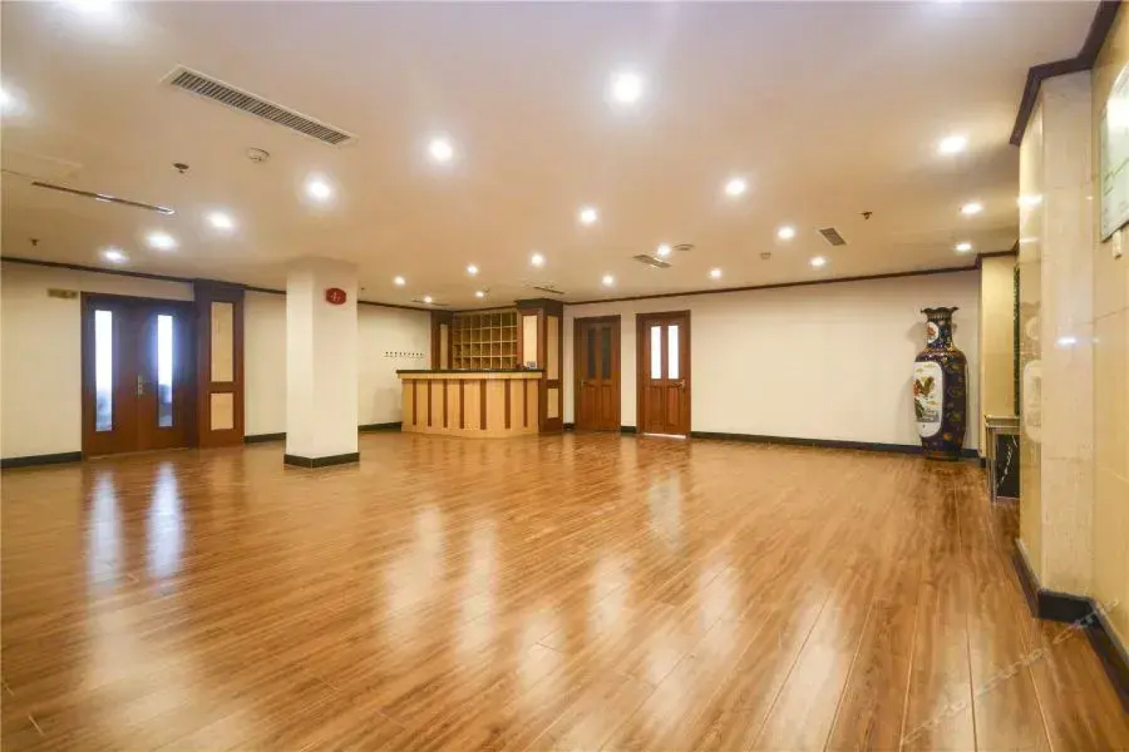 Qinhuangdao Xiadu Garden Hotel (People's Square)