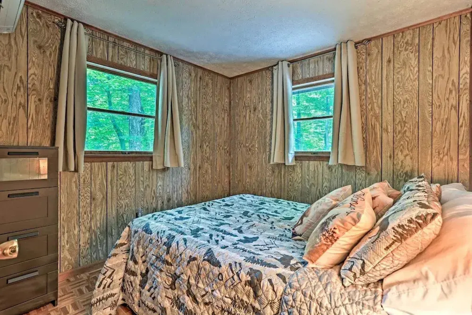 Home in Big Bass Lake Community: Fire Pit & Grill!