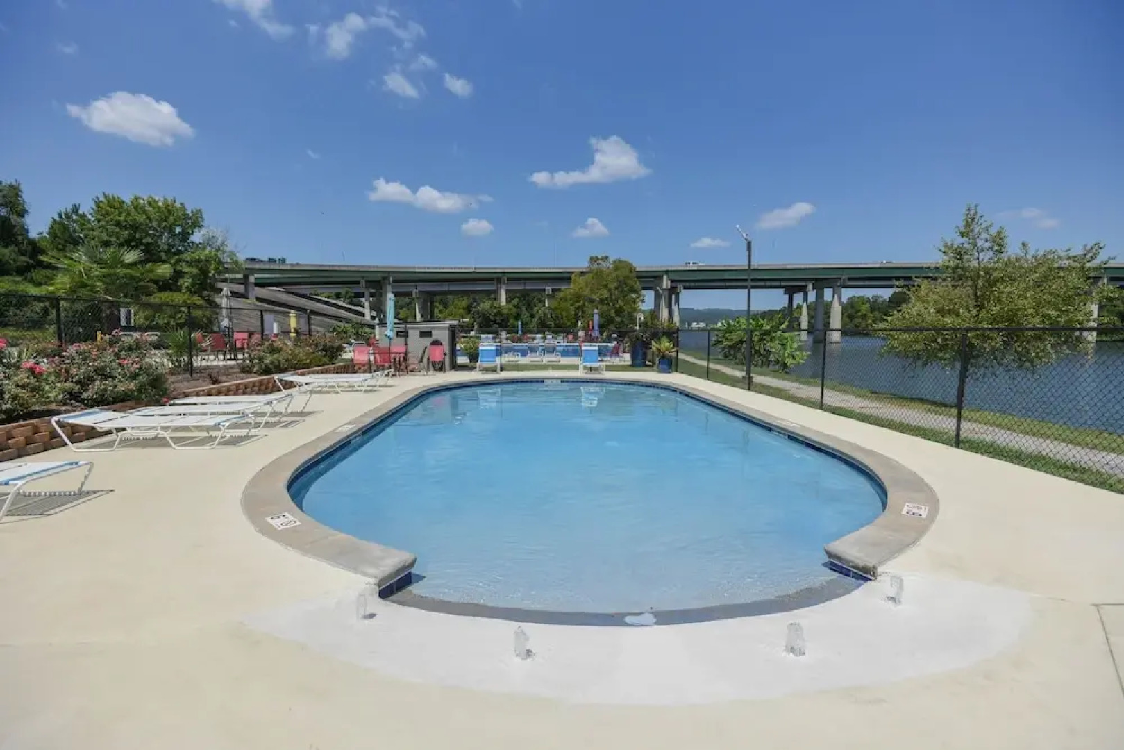 Sunset , River Rocks Landing With 3 Pools! 1 Bedroom Bungalow