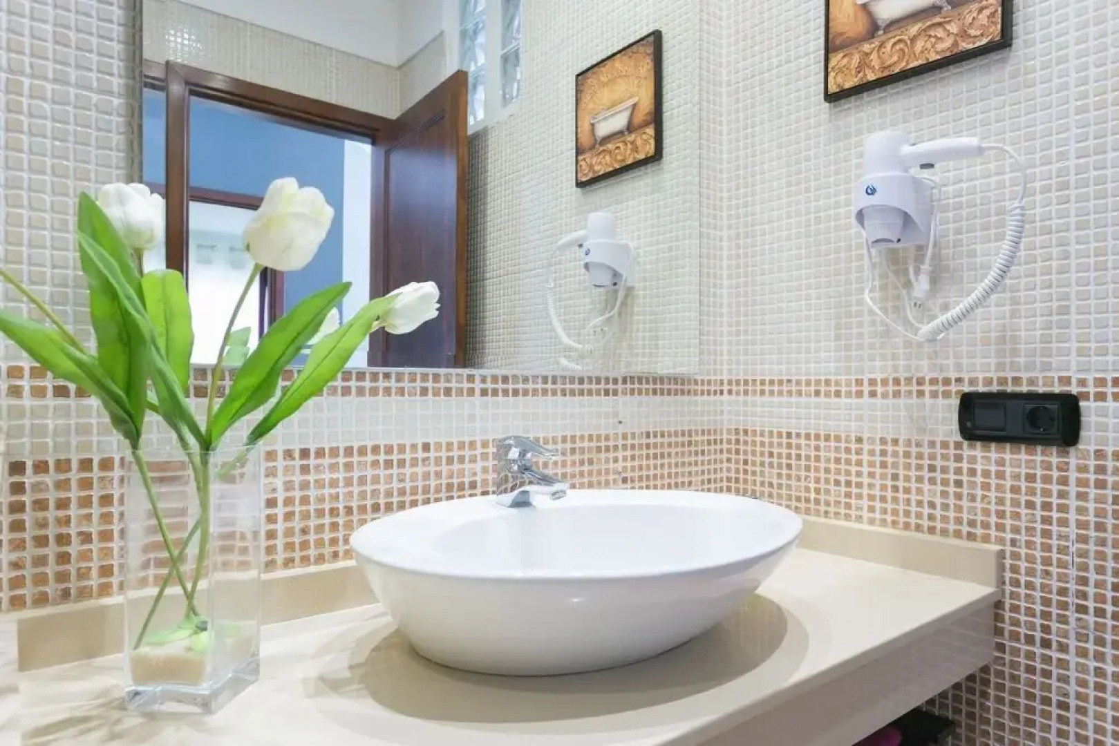 Live Las Aguas House