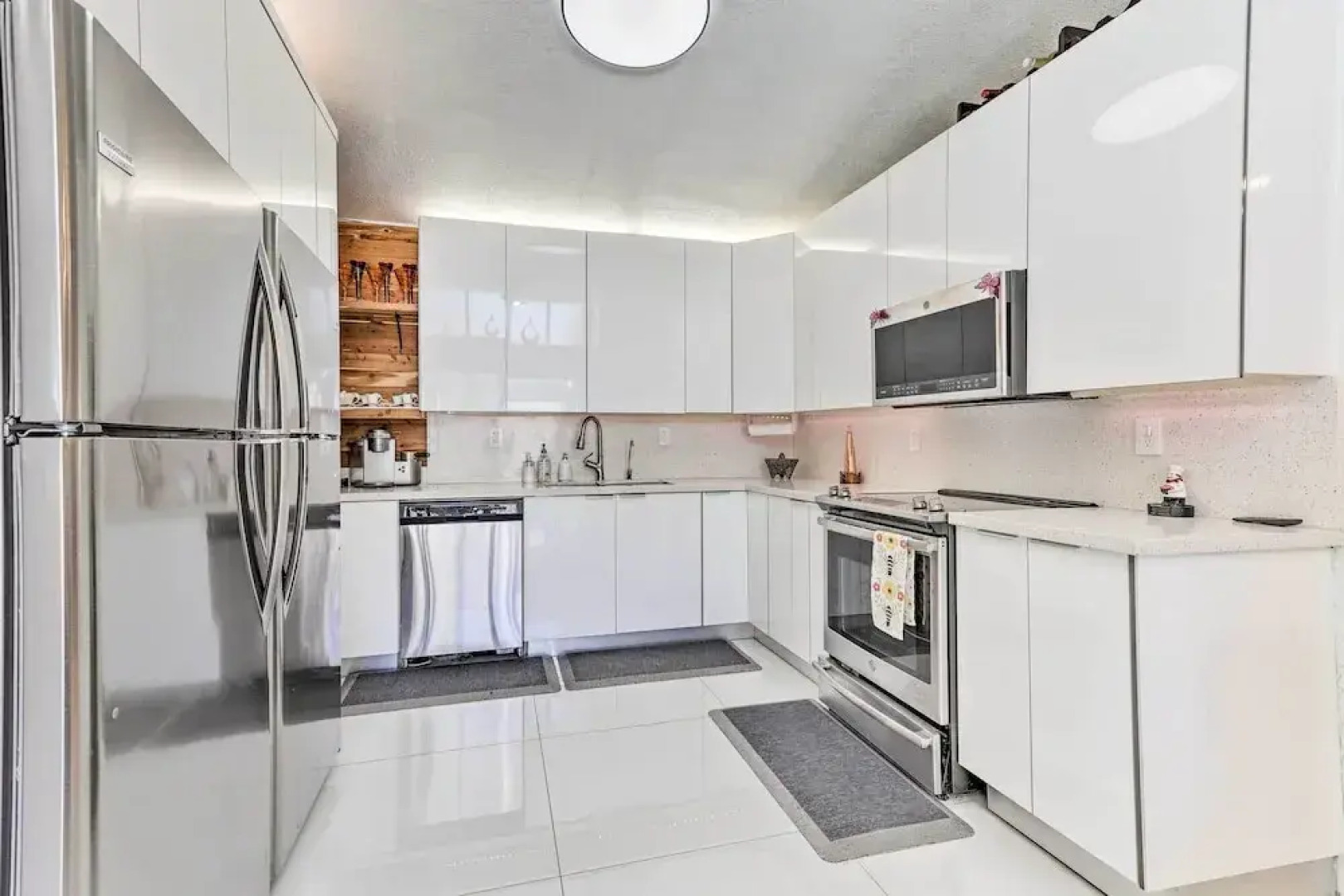 Sunny Miami Retreat - Pool, Patio & Gas Grill!