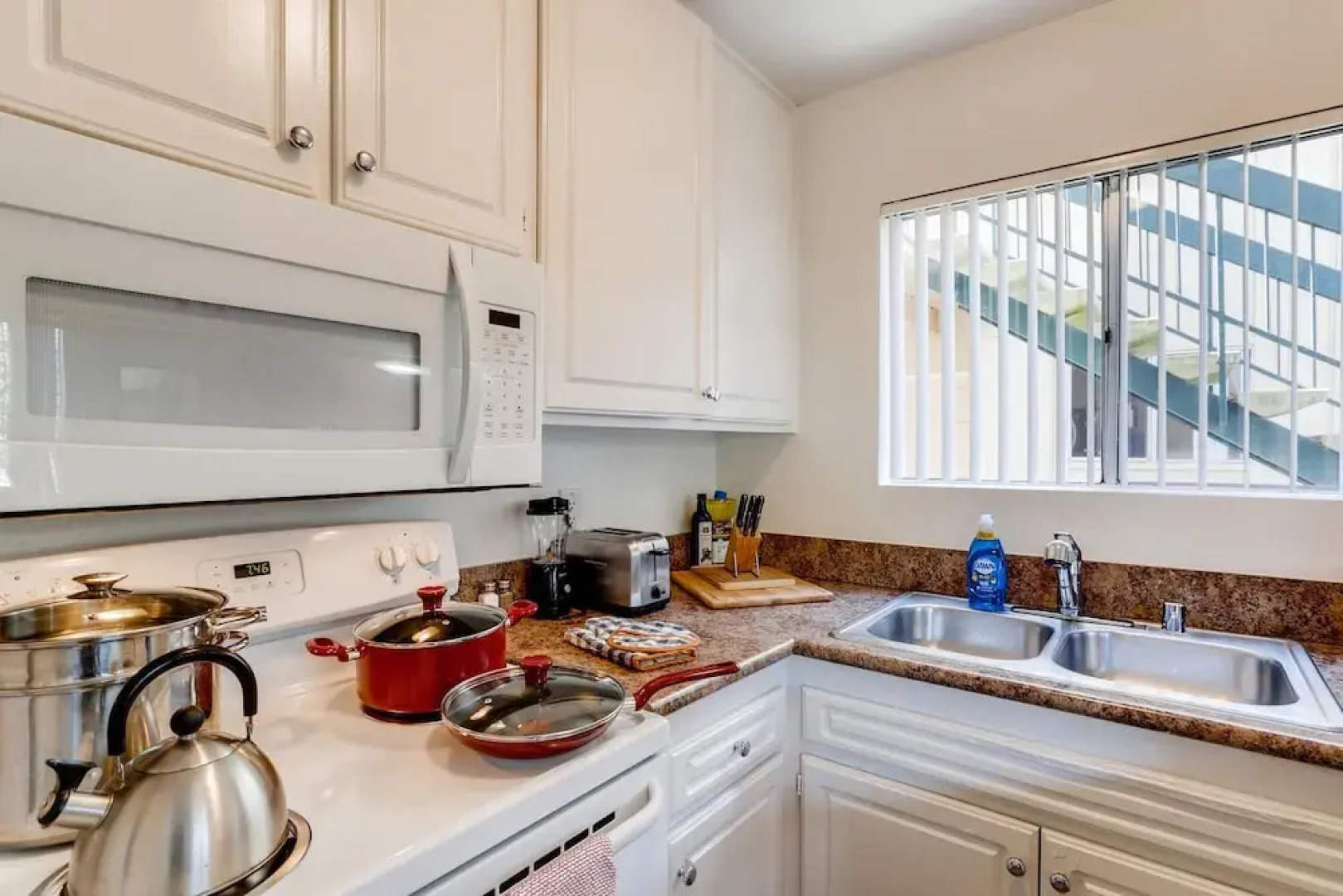 Private Entrance - 2BR Next To Ritz Carlton - Walk Down to Ocean! (MB1)