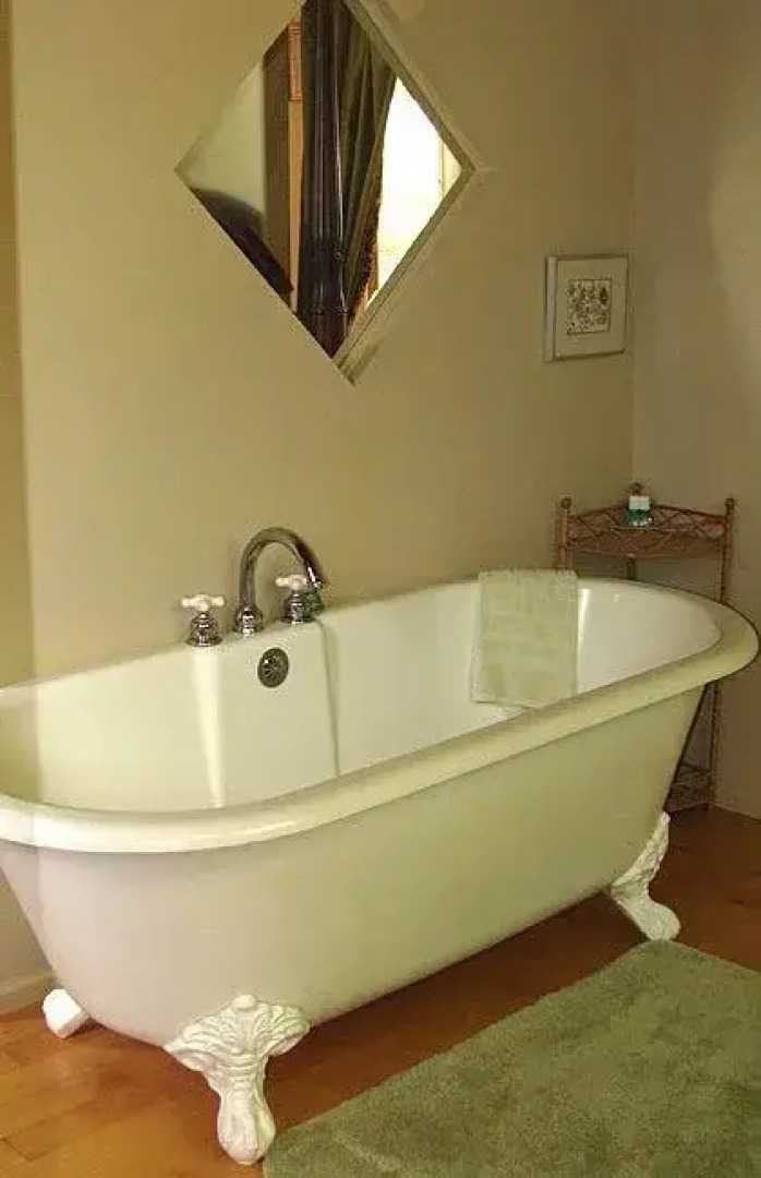 Wisteria Honeymoon Cottage - Suite of Angels