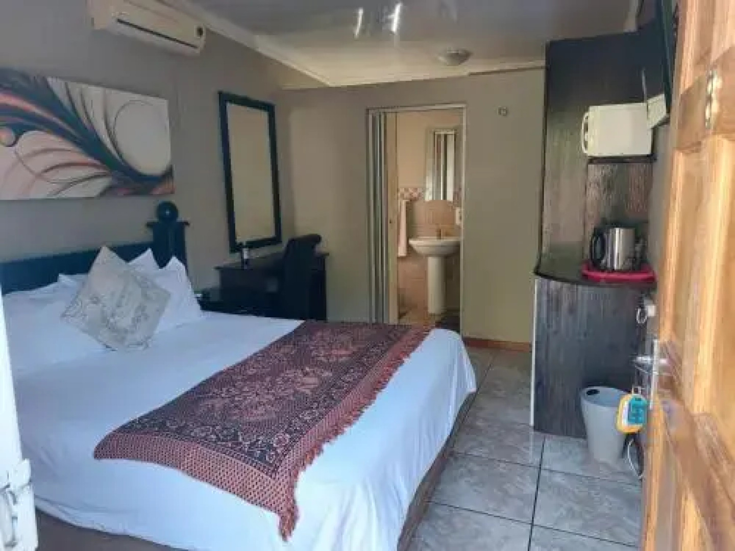 Ikhutse Manor Guest House