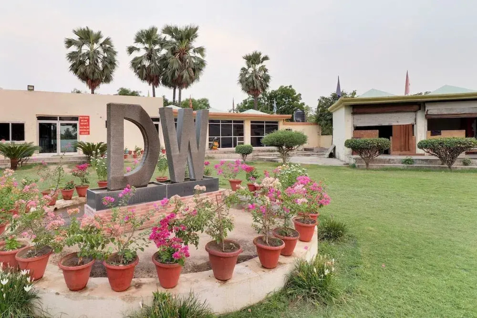 Capital O 43516 Dream World Resort