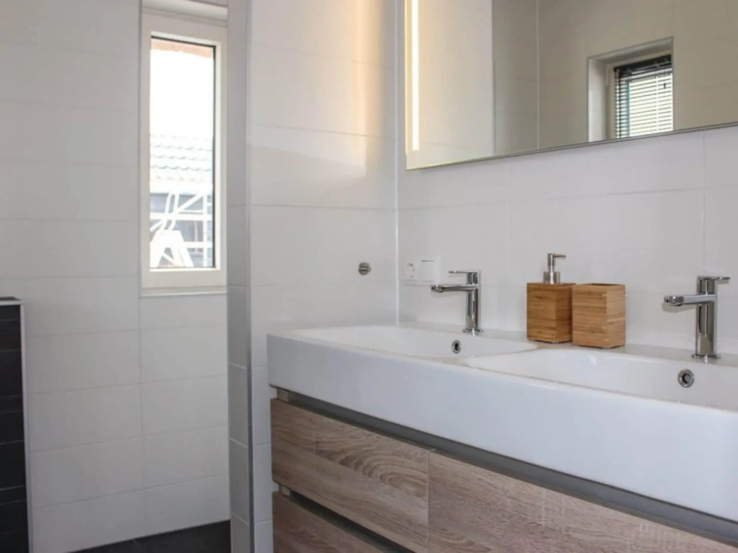 Atmospheric villa with sauna, in a holiday park on the water in Friesland