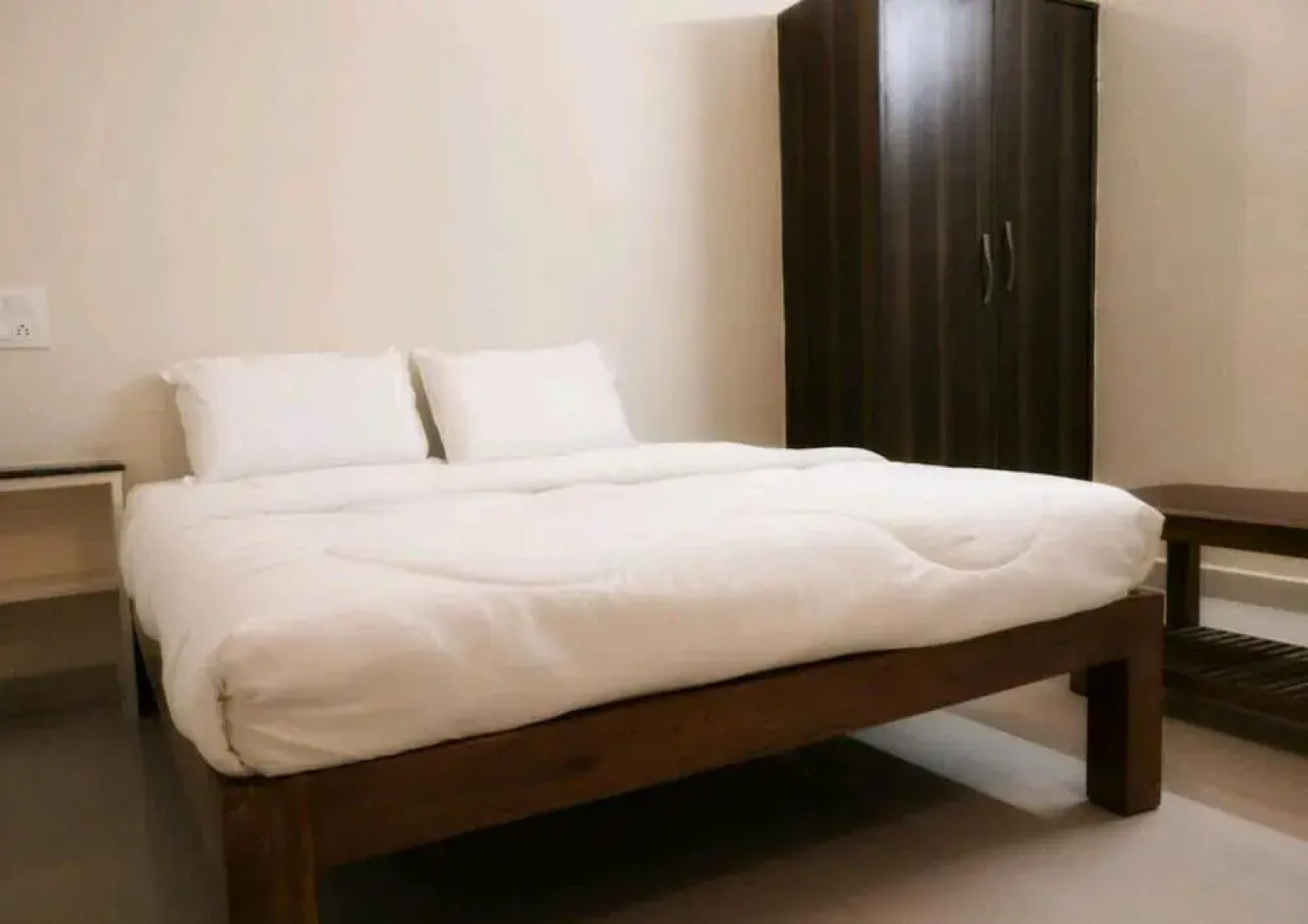 Iroomz Hotel Krishna Inn