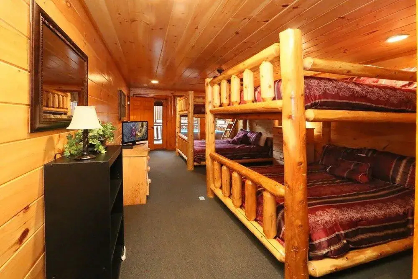 Mountain Movie Inn - Six Bedroom Cabin