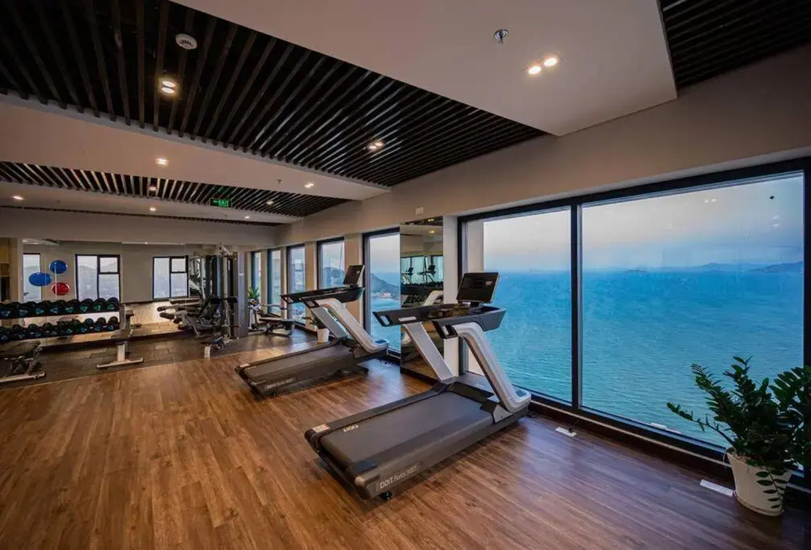 2BR luxury seaview apt 2' walking to the beach