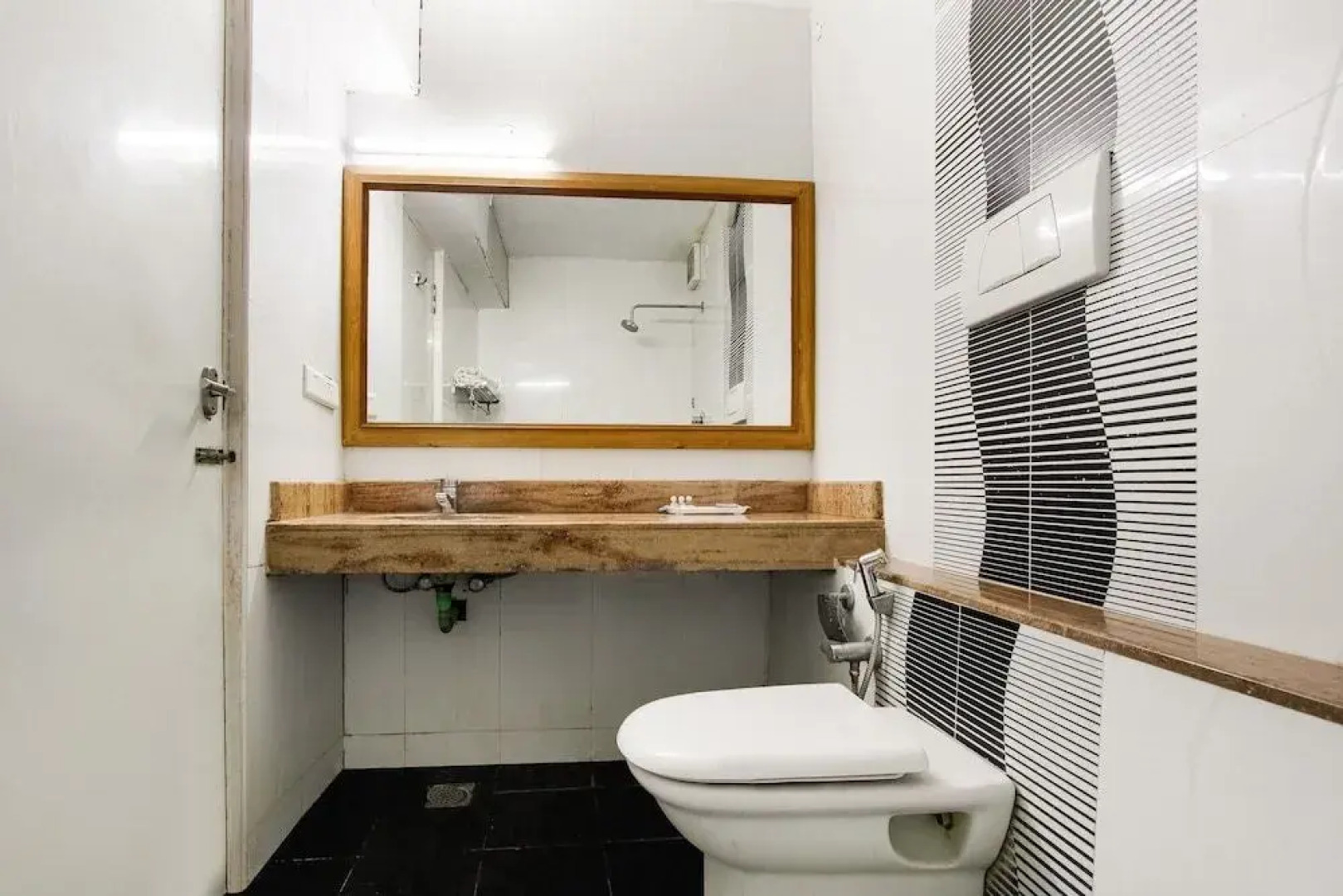 Capital O 61144 Hotel Raj