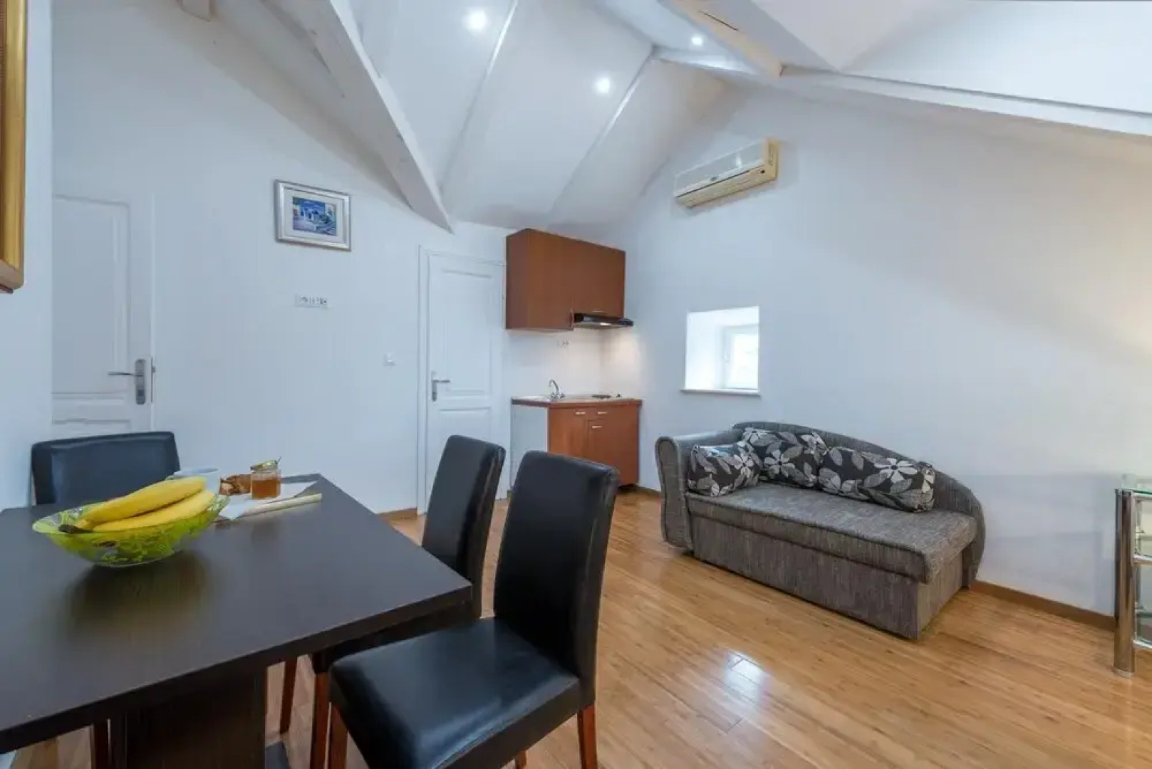 Villa Nisha - Six Bedroom Villa With Terrace and Swimming Pool ID Direct Booker 22773