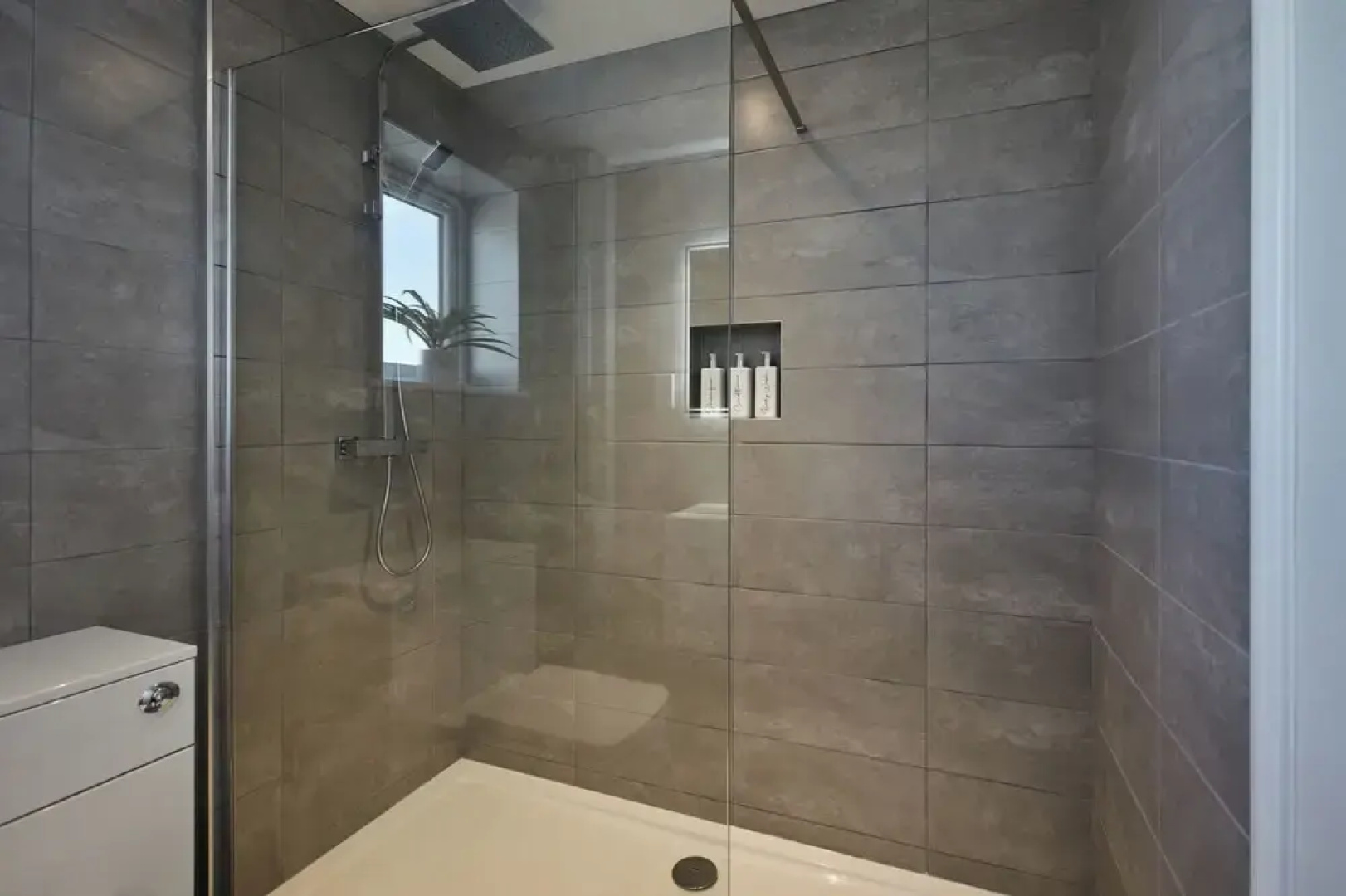 2022 Modern Home In Central Hayle With Parking