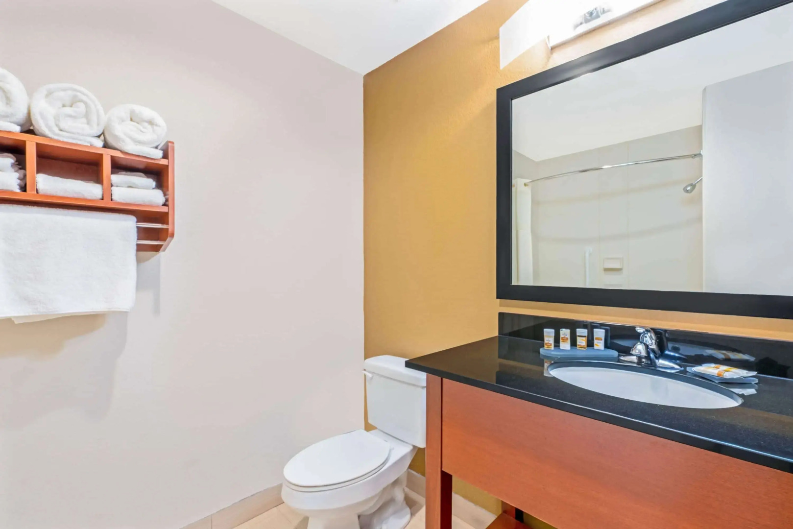 La Quinta Inn & Suites by Wyndham Midwest City - Tinker AFB