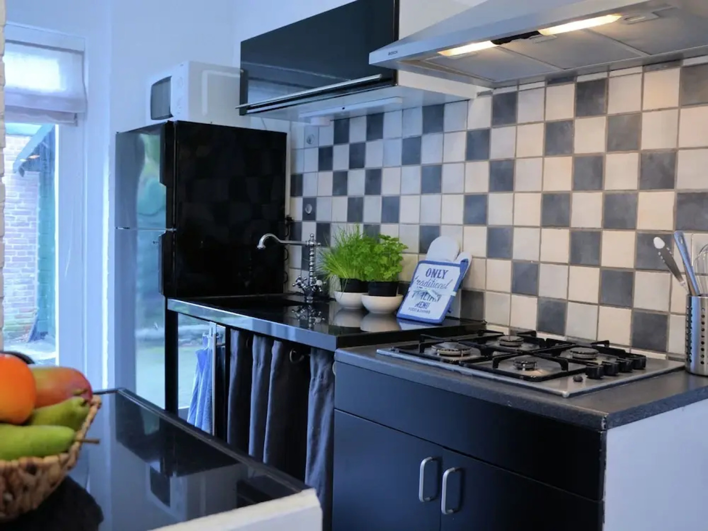 Simple and Laid-back Bungalow on the Edge of Cozy and Child-friendly Park