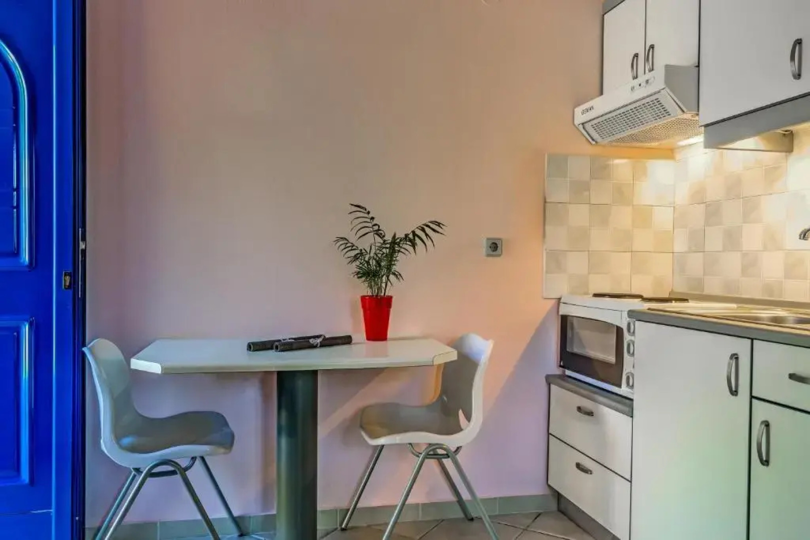 BBQ-Balcony-42Mbps-King-Backyard-Full Kitchen-2